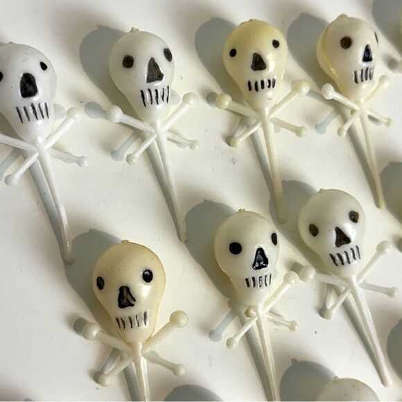 15 Vintage Skull & Crossbones Halloween Plastic Mold Cupcake Toppers - Picture 4 of 5